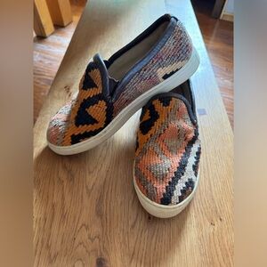 Res Ipsa tapestry slip on, 9.